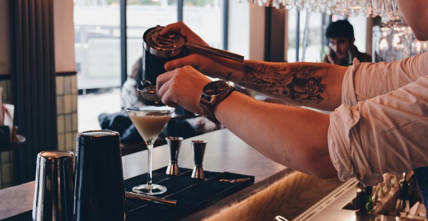 Bom Food and drinks Barman Bom Food and drinks Barman
